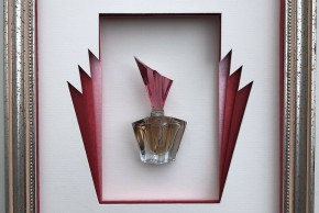 Exposition Cadres et flacons de parfum